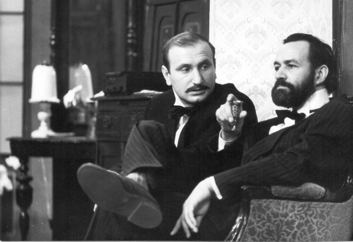 Vasile Zubcu (dreapta), în stânga - actorul Ion Mocanu - Teatrul Național „Mihai Eminescu”.