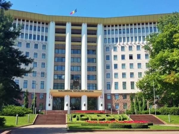 Bibliotecarii BM descoperă Parlamentul Republicii Moldova