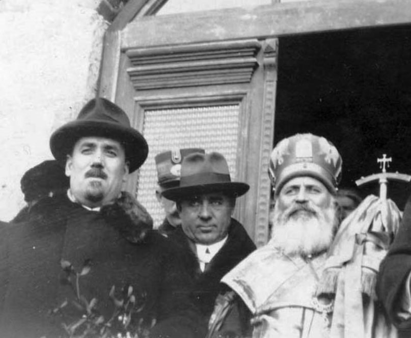 Pan Halippa (stânga), Ștefan Holban și mitropolitul Gurie Grosu, prezenți la un eveniment religios în Nisporeni, 1930.